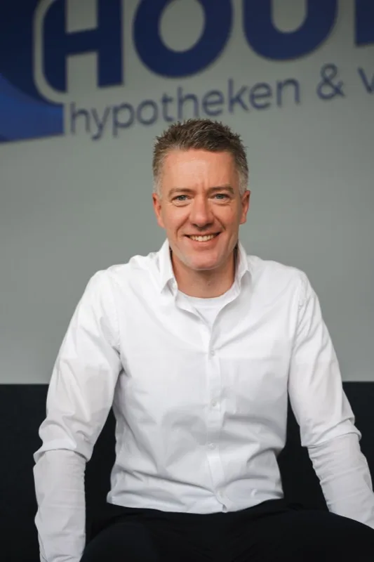 Portret van een adviseur voor het bedrijfslogo op kantoor