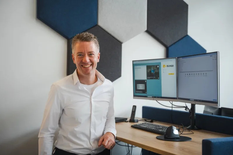 Medewerker aan een bureau met akoestische wandpanelen